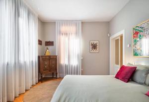A bed or beds in a room at Ca' delle Contesse - Villa on lagoon with private dock and spectacular view