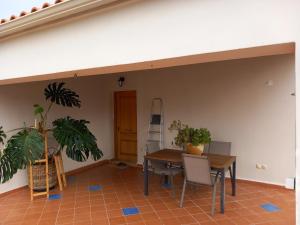 a dining room with a table and some plants at pavlosloft in Leondárion