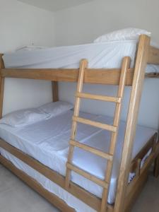APARATMENTO CARIBBEAN COVEÑAS tesisinde bir ranza yatağı veya ranza yatakları