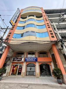 un gran edificio con una tienda delante en Grand Hotel Machala en Machala