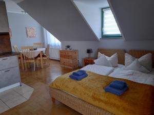 ゲルリッツにあるBurghof Ferienwohnungen Görlitzのベッドルーム1室(ベッド1台、タオル2枚付)