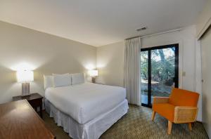 En eller flere senge i et værelse på Private Golf Resort Setting 3 bedrooms