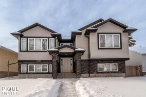 une maison avec de la neige devant elle dans l'établissement Boho Suite - Long Stays - King Bed - Fireplace & WiFi, à Edmonton