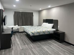 Tempat tidur dalam kamar di Studio 6 Oklahoma City, OK South