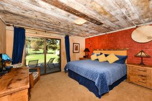 - une chambre avec un lit et une porte coulissante en verre dans l'établissement Relax in Comfort with Fairway Views at Silverado North Course, à Napa