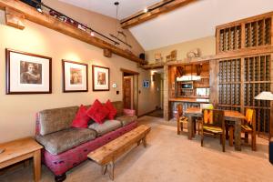 - un salon avec un canapé et une table dans l'établissement Relax in Comfort with Fairway Views at Silverado North Course, à Napa