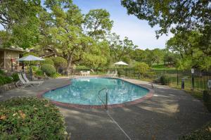 una piscina en un patio con sombrillas en Charming 2 bd Condo at Silverado, en Napa