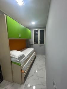 een kleine kamer met een bed en groene kasten bij Casa vacanze QS 10 in Napels