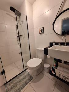 uma casa de banho com um WC, um lavatório e um chuveiro em Laguna Linda Vista em São Paulo
