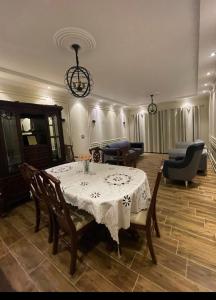 d'un salon et d'une salle à manger avec une table et des chaises. dans l'établissement شقة للايجار كورنيش المعادي, au Caire