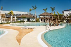 uma piscina num resort com escorrega em LAE212D - Mirador Estepona hills by Roomservices em Estepona