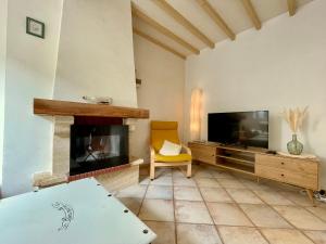sala de estar con chimenea y TV en La Glycine en Mers-les-Bains