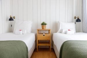 2 Betten nebeneinander in einem Zimmer in der Unterkunft O Quinto Esquerdo in Lissabon
