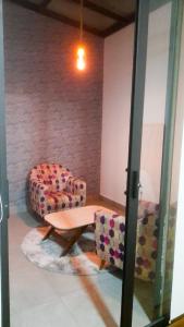 ein Wohnzimmer mit einem Tisch und einem Stuhl in der Unterkunft Apartamento Luz de Luna2 in La Paz