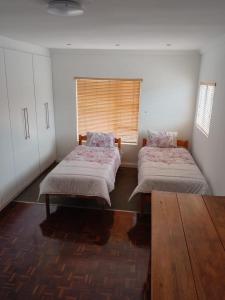Una cama o camas en una habitación de Harmony Lawson Road