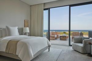 Postel nebo postele na pokoji v ubytování Four Seasons Resort Los Cabos