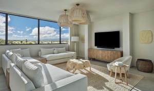 TV a/nebo společenská místnost v ubytování Four Seasons Resort Los Cabos