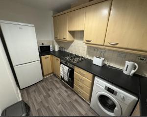 cocina con nevera blanca y lavavajillas en Modern TownHouse - 3 bed 2.5 bath 2 Private Gated Parking en Wellingborough