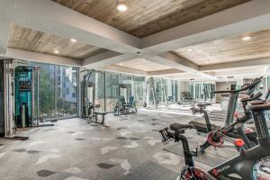 een overdekte fitnessruimte met fietsen en loopbanden bij Radiant condo on the Riverwalk 1325 in San Antonio