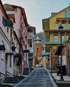 una calle adoquinada en una ciudad con edificios en Super apartment On Saiatnova #2, en Tiflis