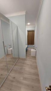 Un pasillo con espejos en una habitación con baño. en Super apartment On Saiatnova #2, en Tiflis