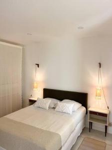 - une chambre avec un lit, 2 tables de chevet et 2 lampes dans l'établissement Les Bords de l'Estaque x Le refuge de Cézanne, à Marseille