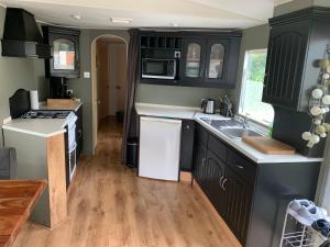 Kuchyň nebo kuchyňský kout v ubytování Camping de Pallegarste - Gerestylde stacaravan