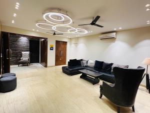 Area lobi atau resepsionis di Room in Airb&b New Delhi - Divine Inn Service Apartments