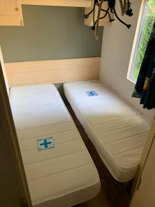 Postel nebo postele na pokoji v ubytování Camping de Pallegarste - Gerestylde stacaravan