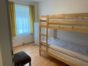 Sankt OswaldにあるAlmhaus Sankt Oswaldの二段ベッド2台と窓のある寝室