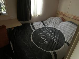 Postel nebo postele na pokoji v ubytování Camping de Pallegarste - Gerestylde stacaravan