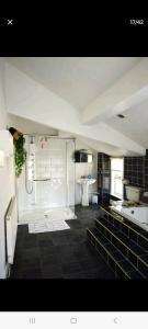 y un baño grande con ducha y lavabo. en Black Pearl Apartment New Brighton en Wallasey