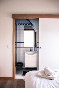 Postel nebo postele na pokoji v ubytování B&B La Ferme de l'Hosté
