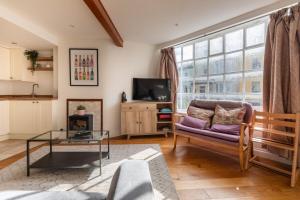 a living room with a couch and a tv at Bright & Quirky 3BD Home - Wellington Terrace! in Bristol