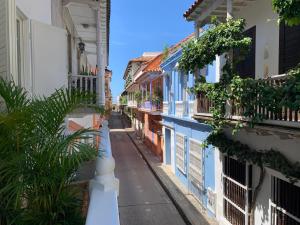 um beco numa cidade com edifícios azuis e brancos em Hotel Casa La Mantilla by Faranda Boutique em Cartagena das Índias