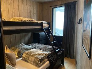 Двухъярусная кровать или двухъярусные кровати в номере Kikut Alpin Lodge Ski in - Ski out