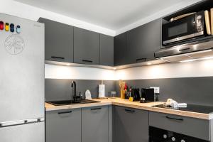 Dapur atau dapur kecil di Face à la plage de la Baie Orientale - Appartement 4p VUE MER