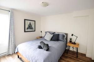 un dormitorio con una cama con un animal de peluche en Confo28 Chute Montmorency Parking, en Quebec