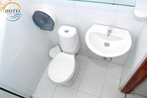 La salle de bains est pourvue de toilettes et d'un lavabo. dans l'établissement Hotel Roca & Mar, à Santa Marta