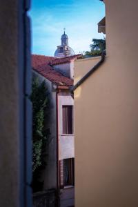- une vue sur un bâtiment avec une tour en haut dans l'établissement Isabel Apartaments Old Town, à Padoue