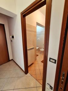 un corridoio con porta per un bagno con servizi igienici di Casa Vacanza da Franco a Cremona