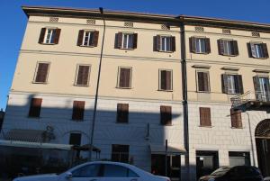a large white building with a lot of windows at Casa Vacanza da Franco in Cremona