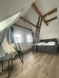 ein Schlafzimmer mit einem Bett und einer Hängematte in einem Zimmer in der Unterkunft GRYT Home - FeWo XXL - Nähe Nordsee in Ramhusen