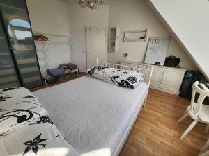 - une chambre avec 2 lits et un escalier dans l'établissement One Private room available in a two room apartment in Tegel, Berlin, à Berlin