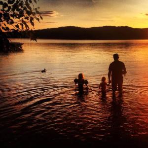 Galeriebild der Unterkunft Peaceful lakeside cottage great for a staycation. in Dwight