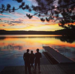 Galeriebild der Unterkunft Peaceful lakeside cottage great for a staycation. in Dwight