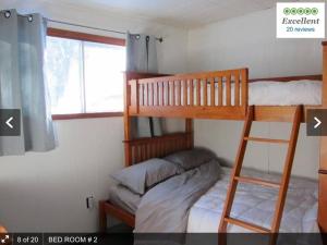 een slaapkamer met 2 stapelbedden en een raam bij Peaceful lakeside cottage great for a staycation. in Dwight