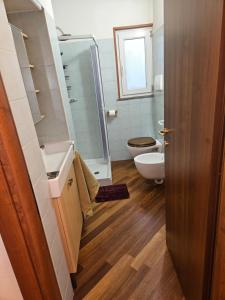 uma casa de banho com um lavatório e um WC em Nel Vicolo Nascosto em Legnano