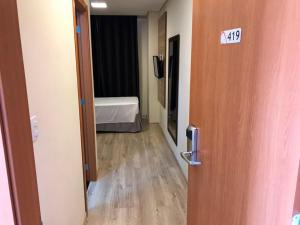Habitación con puerta a una habitación con cama en Minas Platinum Hotel & Convention, en Conselheiro Lafaiete
