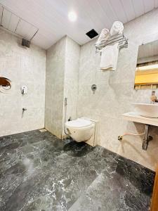 HOTEL BKC DOWNTOWN - NEAR US EMBASSY في مومباي: حمام مع مرحاض ومغسلة